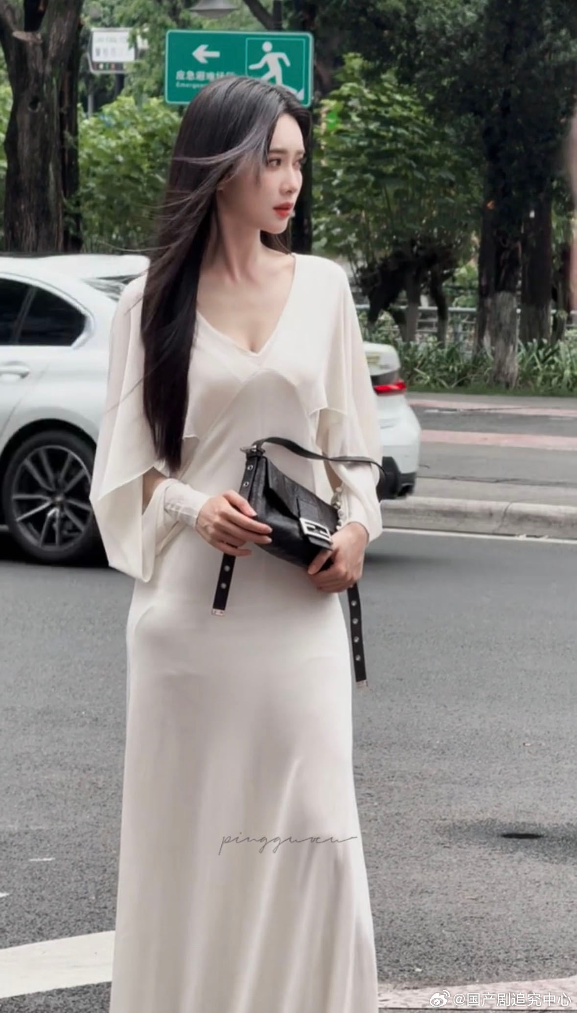 孟子义黑长直千金感真的要被孟子义这个造型给美透了，黑长直搭配白色长裙直接一整个气