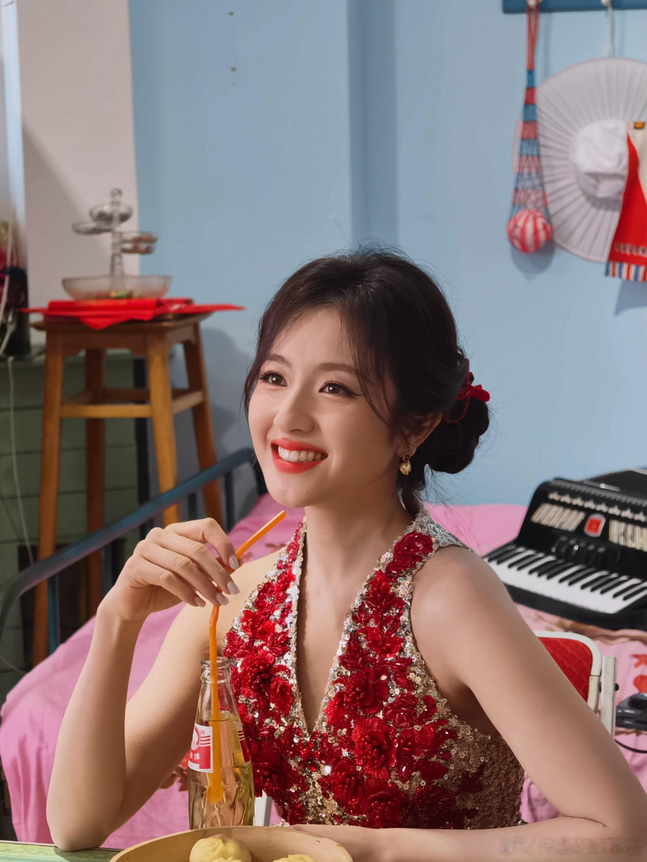 明媚感要溢出屏幕了兰迪这个造型简直就是个小福娃来着真的好美好明媚😻李兰迪｜李兰