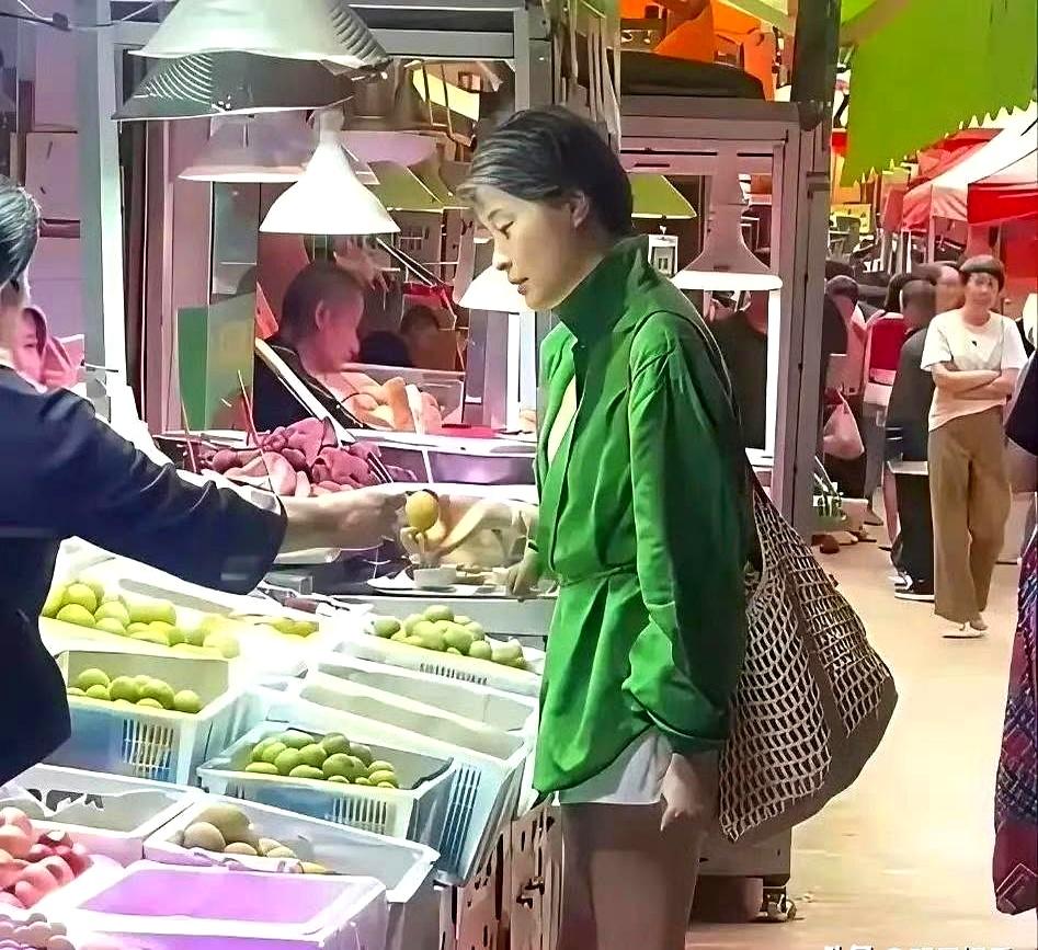 清晨的菜市场，摊贩起哄吆喝时，一个熟面孔拎着帆布袋，T恤褪色，吊牌价也就几十块，