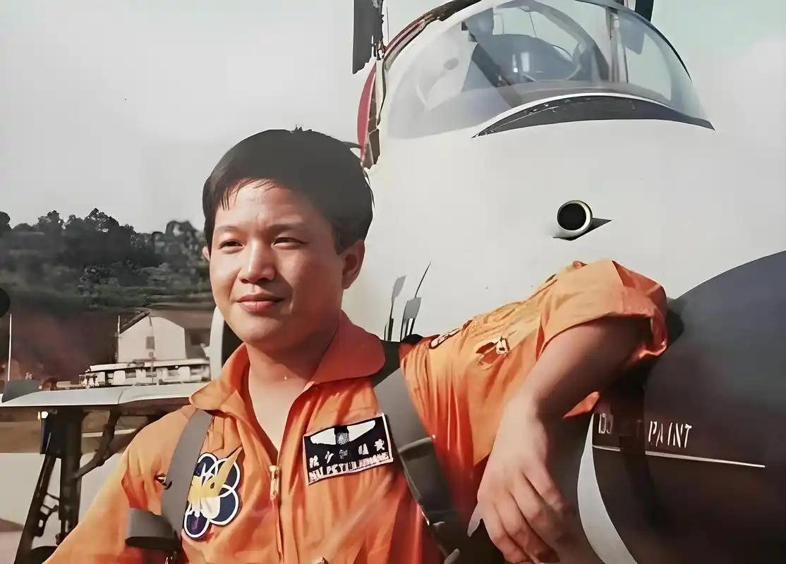 1981年，台湾飞行员黄植诚，驾驶最先进的飞机向大陆投诚，却被后座飞行员察觉，黄