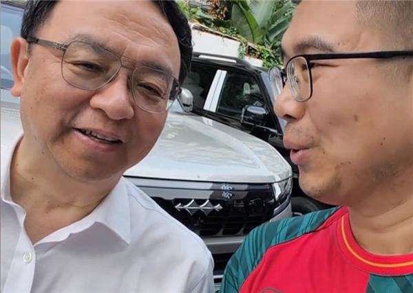 比亚迪车主生动诠释了什么叫“子承父业”。一位比亚迪车主偶遇王传福，于是提出让船夫
