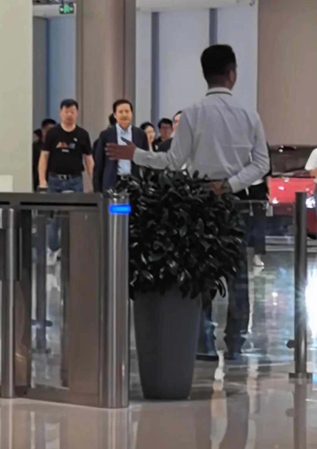 王传福到小米汽车参观，雷军接待陪同，只见两人都穿着板正西服，胡峥楠在后面跟着。