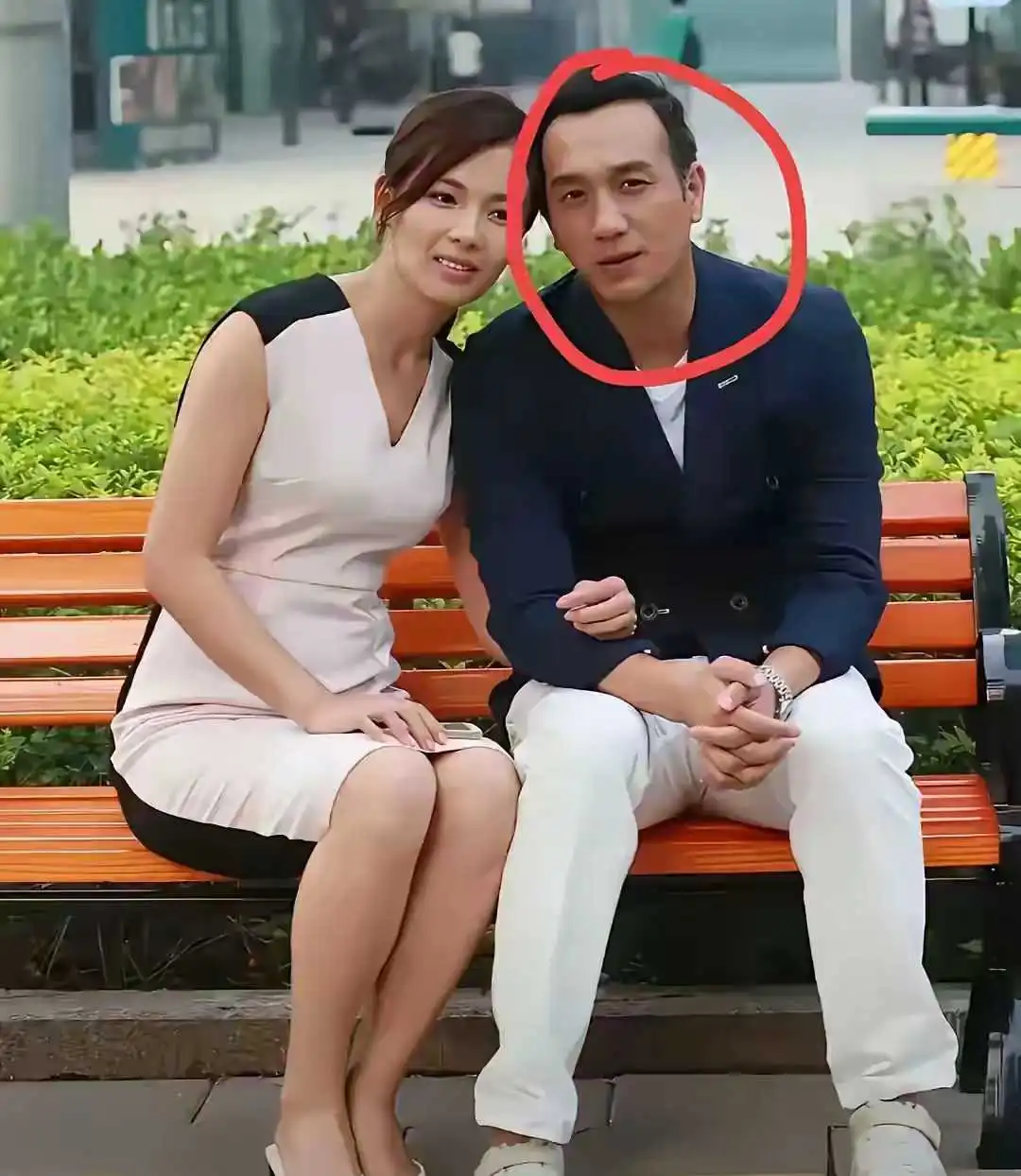 刘涛右边的这位男士，有人认出来了吗？
