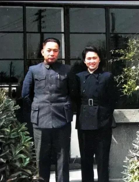 气质不是装出来的，也不是演出来的。不信，您瞧瞧照片中这位男士。他英姿挺拔、气宇轩