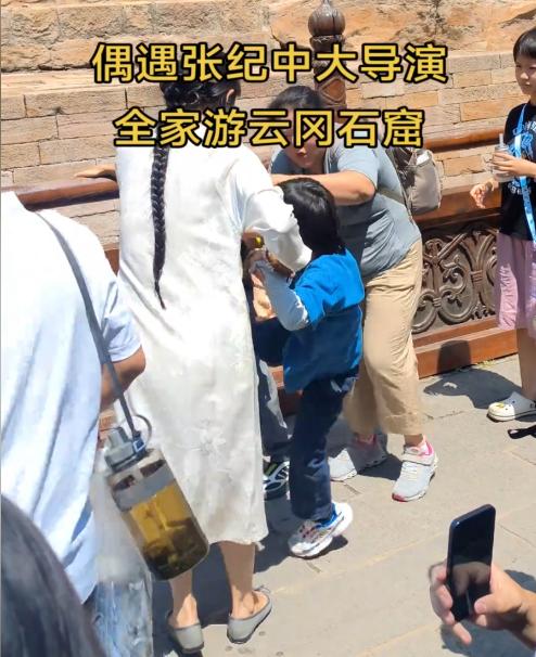 张纪中一家又上热搜了，这次是两个儿子突然起冲突，小儿子抬脚踹向哥哥胸口，大儿子疼