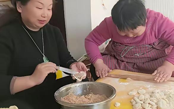 杜大娘今天发视频，与女儿包饺子，暗戳戳的文案意有所指：有爹有娘就有家，有家的孩子