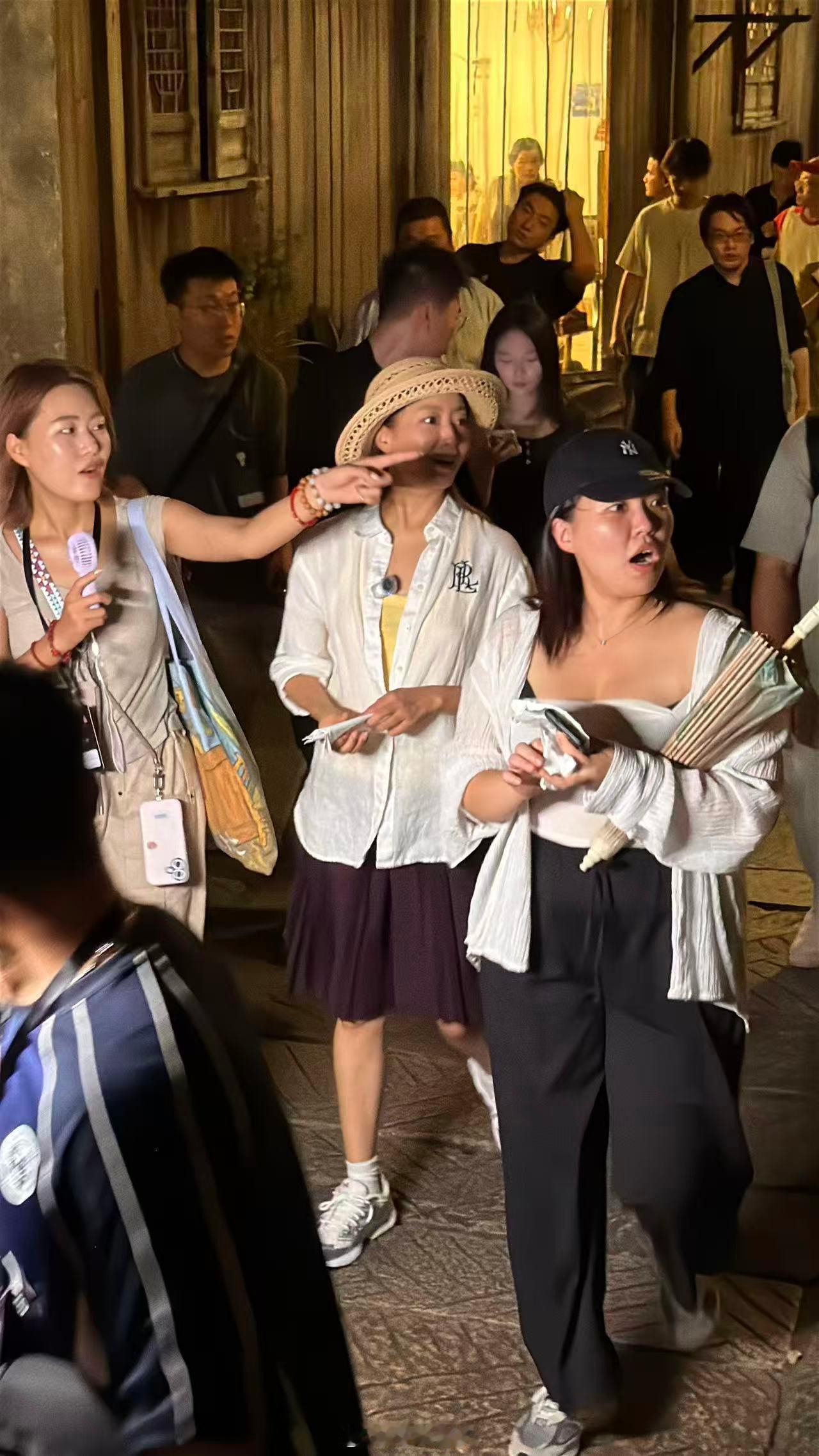 金喜善游江南乌镇看金喜善逛江南乌镇的片段太有感染力。不需要华丽的修饰，傍晚走在石