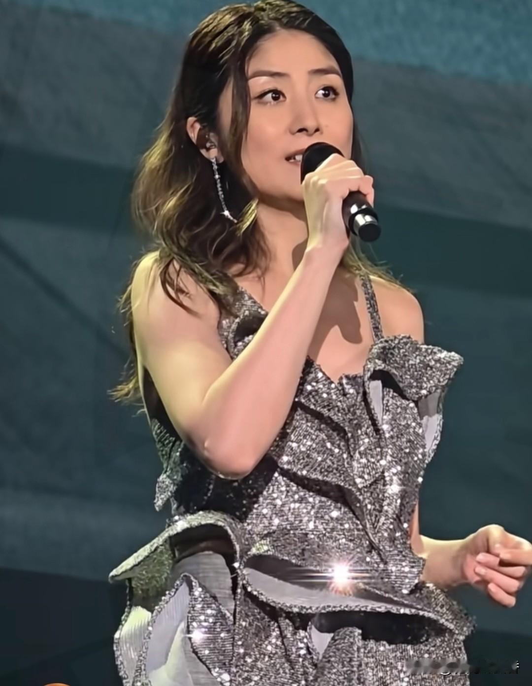 吉隆坡演唱会造型惹争议！53岁陈慧琳再引网友热议吉隆坡站演唱会，53岁陈