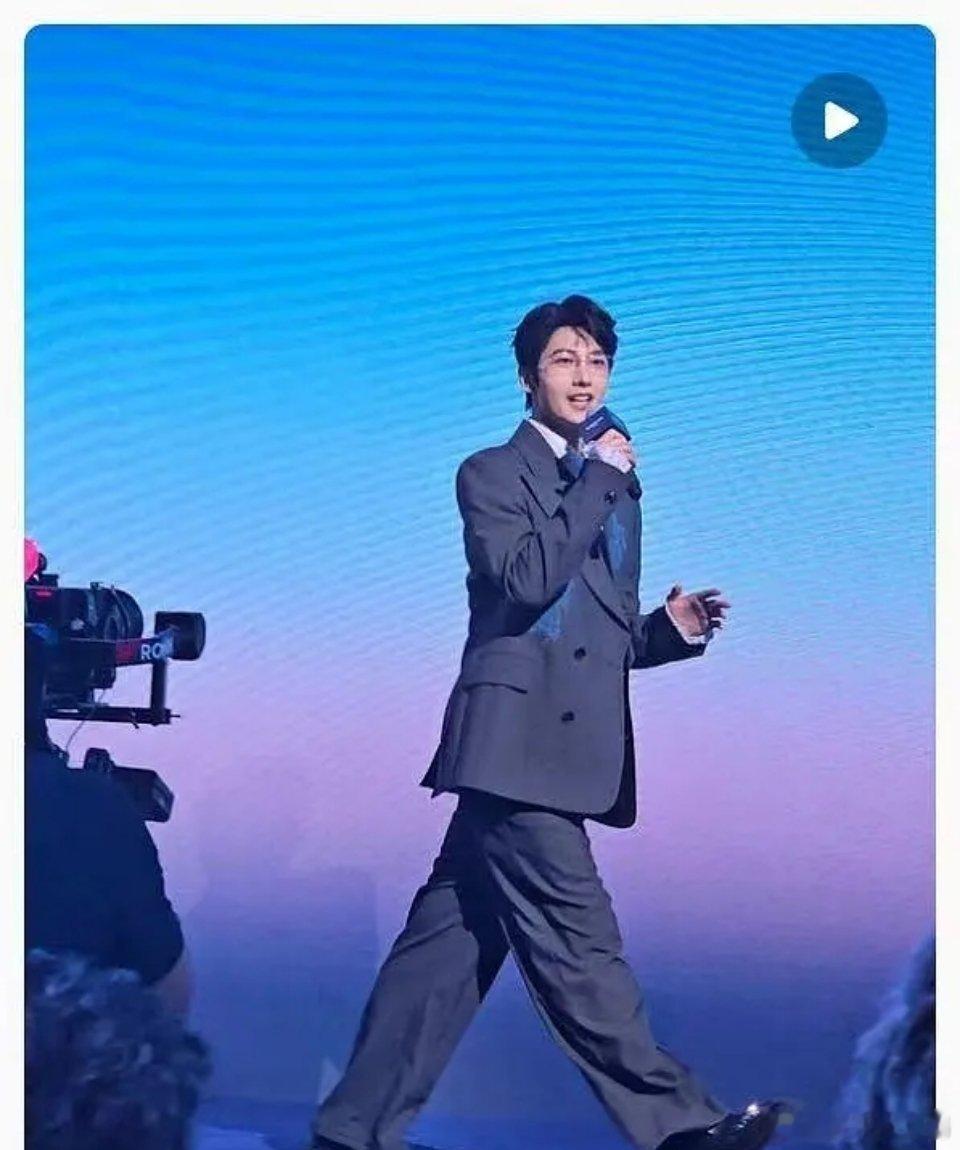 现在的杨洋生怕把自己的优点暴露在大众面前，所以选了这套礼服