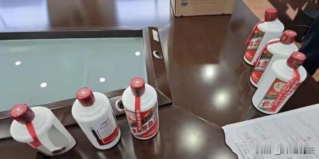 上海闵行，男子自带三瓶1700元一瓶的茅台酒宴请亲友，不想饭桌上服务员频频触摸