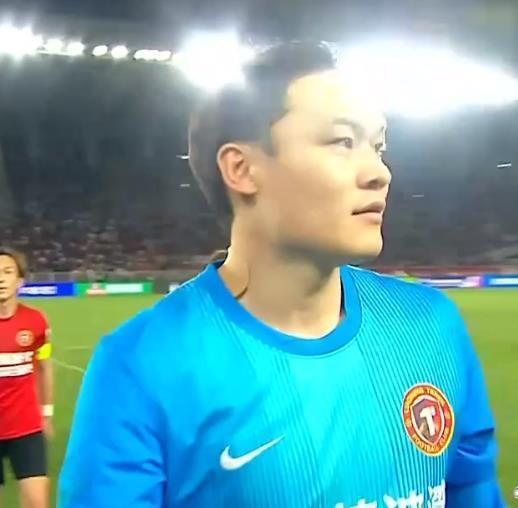 辽宁铁人队的门将张岩表现真的太好了，明显比对面的国门颜骏凌强啊！本场比赛张岩虽然