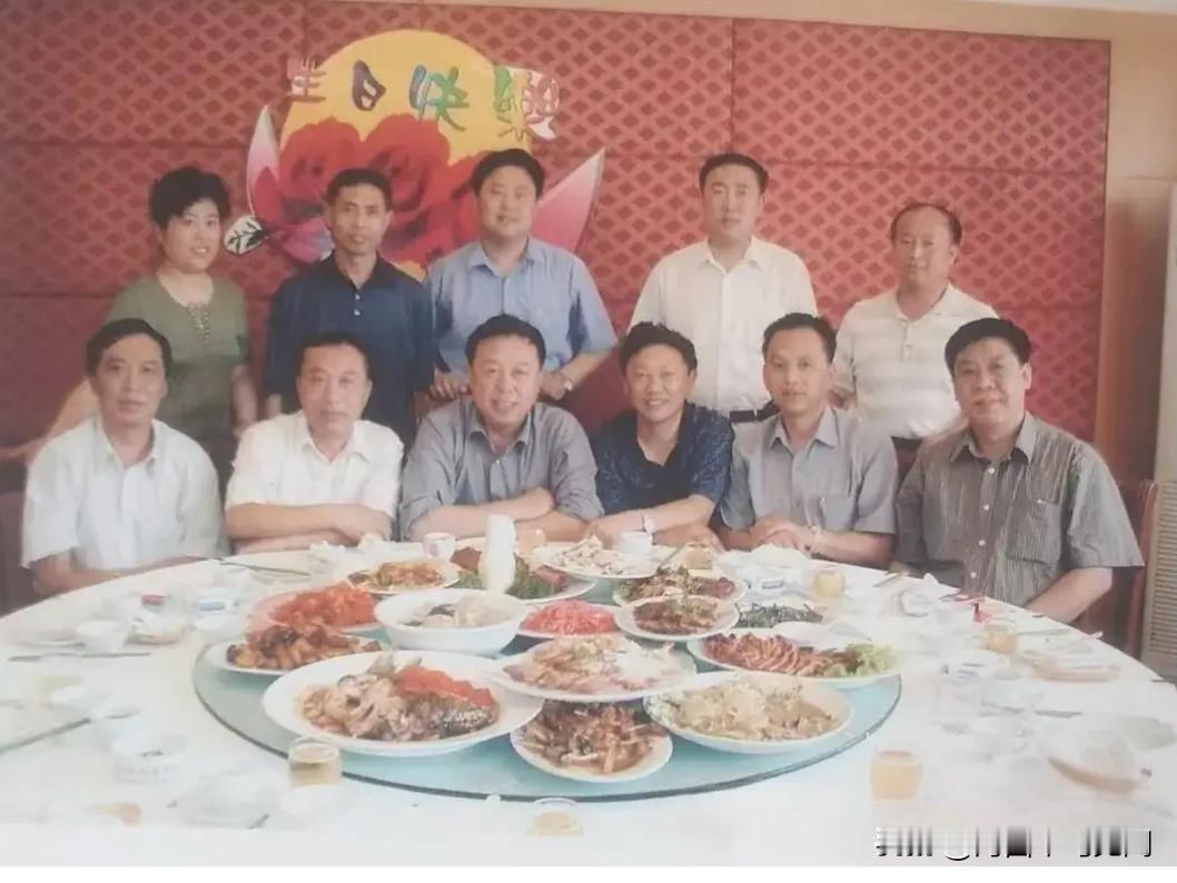2001年6月，时任沈阳军区参谋长范长龙与王占林等战友聚会时的一张十分珍贵的合影