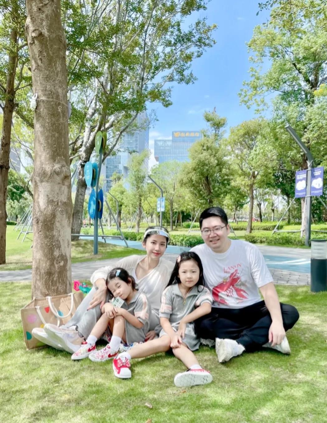 我终于鼓足勇气生了第三胎！我家老大是女儿，大家都很开心。我和老公商量过，一直