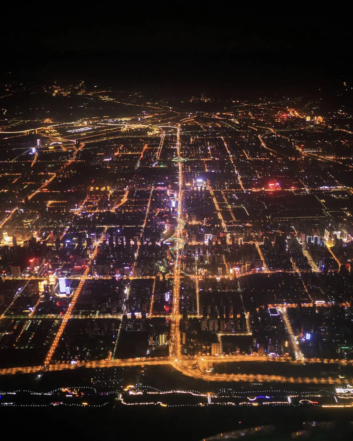 西安的城市格局是结结实实的大，有1300万人，主城区达到了900多万，其他的郊县