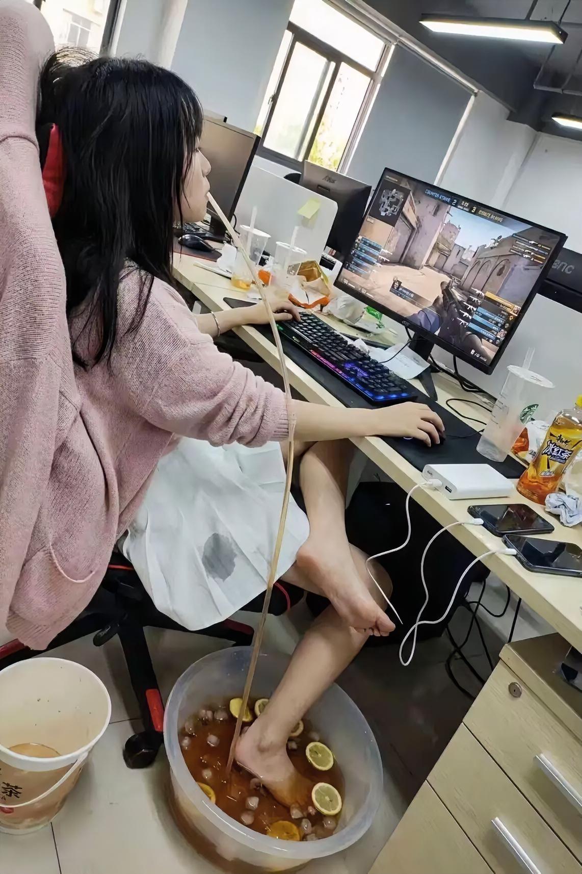 这根管子会让她在单位，一战成名[捂脸哭]我猜，这绝对不是什么普通的管子。要么是她