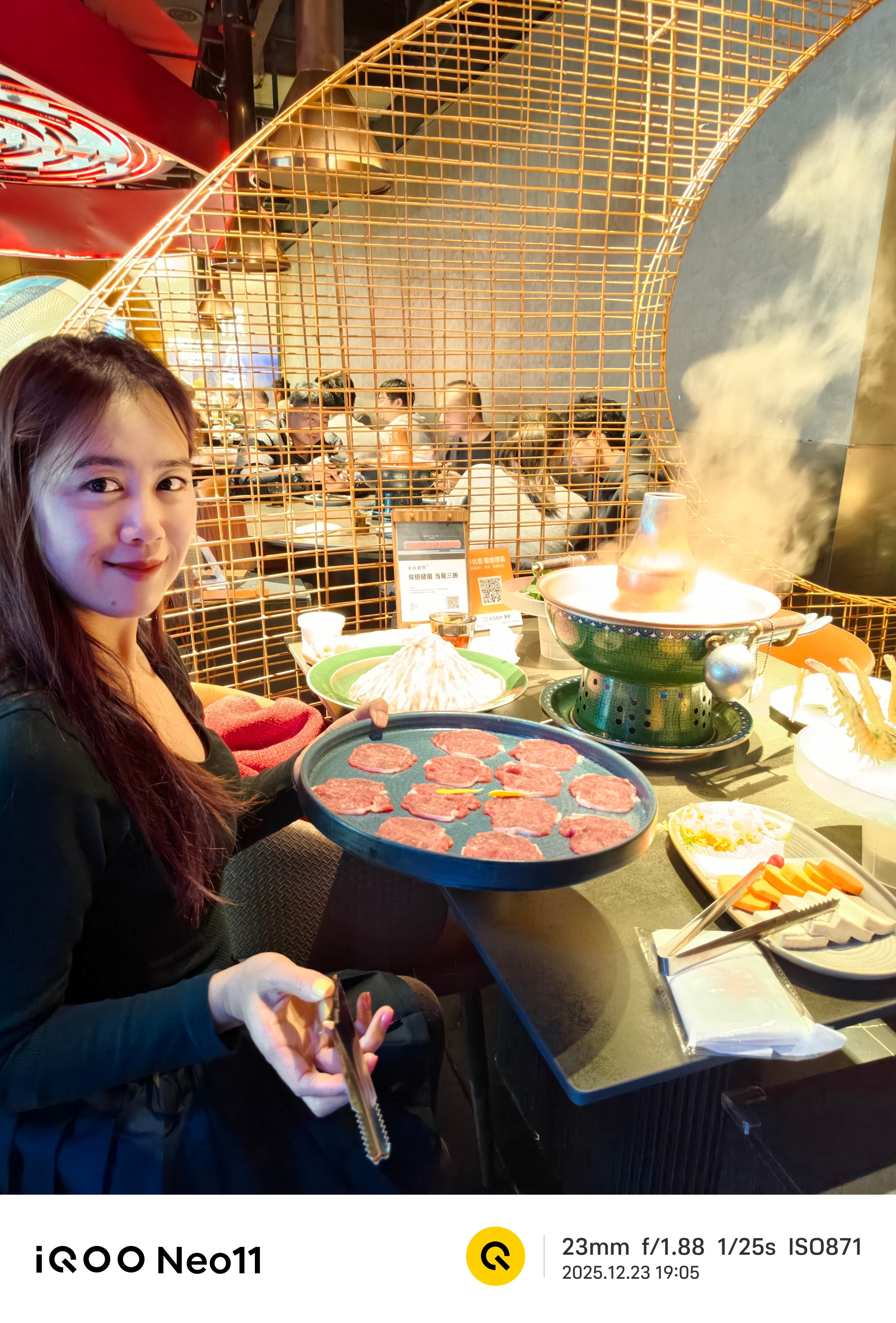 今天跟朋友来探店吃个火锅，朋友选的这家火锅店，肉质真的很新鲜，一问原来食材来源自