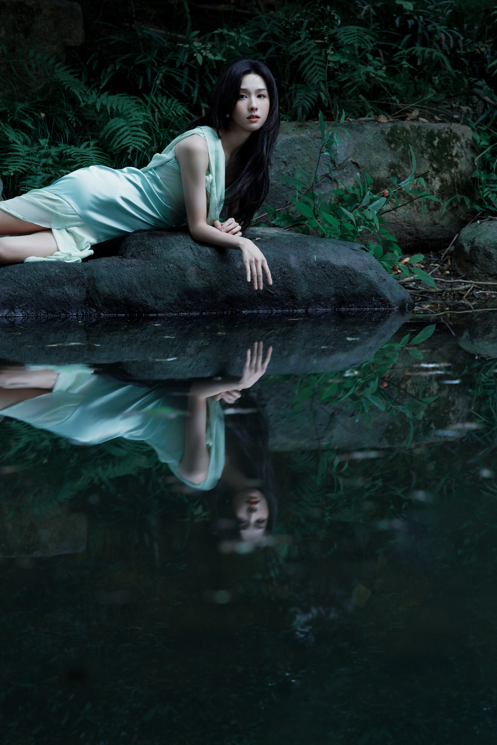 陈都灵林间绿野仙子：望青山成黛，以清新素雅妆点自然本色。陈都灵