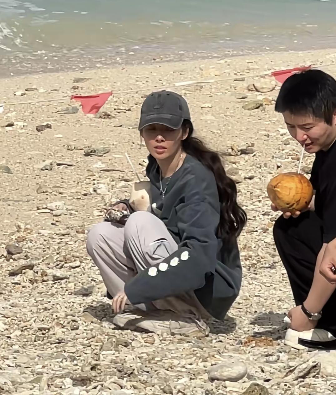 12月2日，郭碧婷和朋友现身海南三亚旅游，她的穿衣打扮朴素，扎着简单的低马尾，看