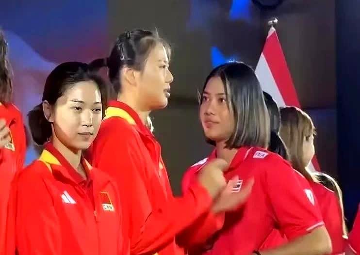 龚翔宇一把抱住泰国队长，镜头定格，比任何比分都抢镜。她这一抱，不只是礼貌