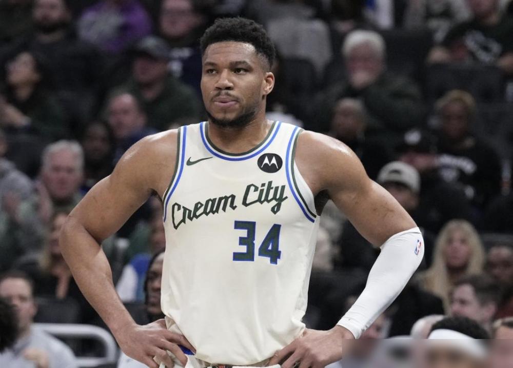 23分钟31+14+8！NBA80年最速神迹，他却被叫停！字母哥突破暴扣，身