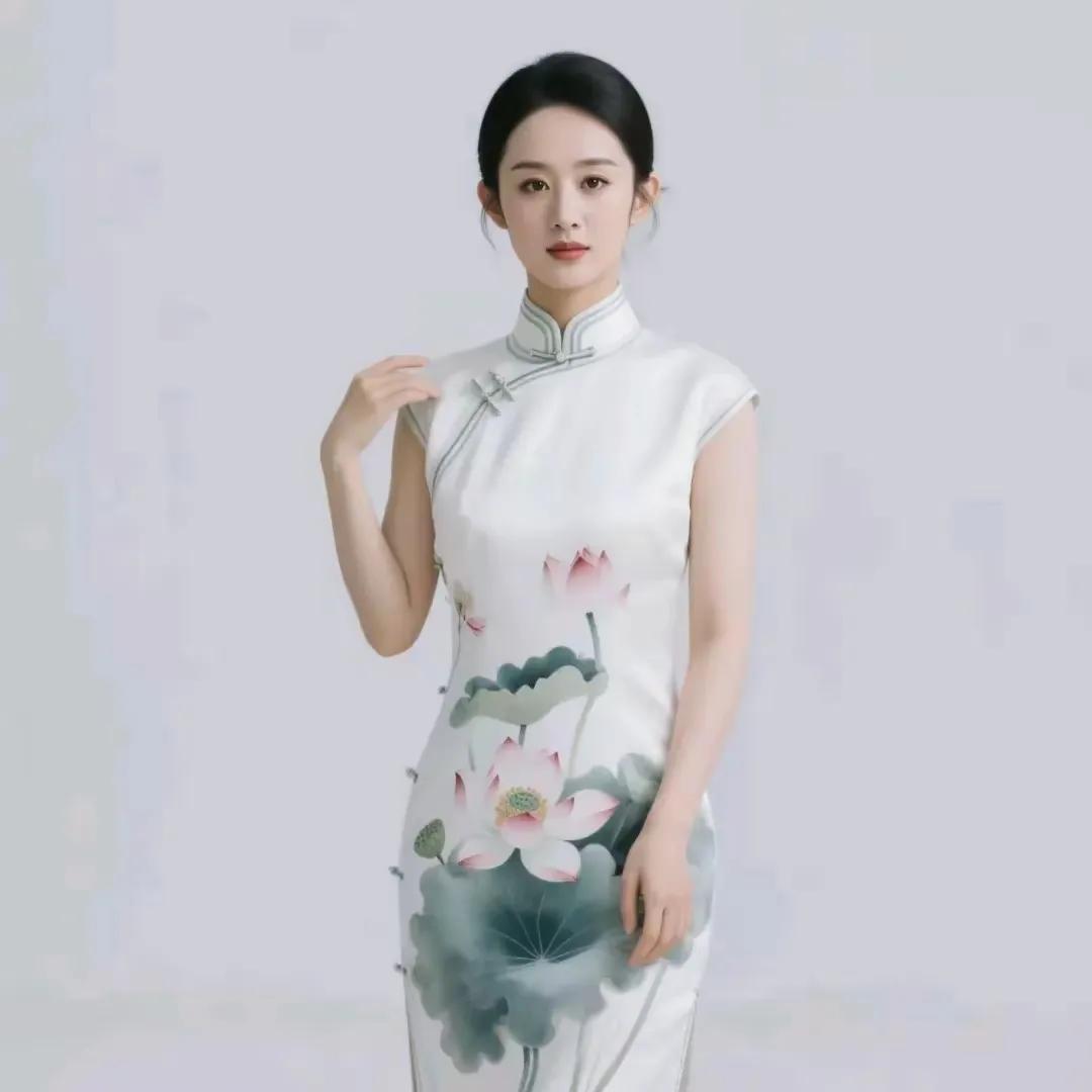 赵丽颖一袭白底荷花旗袍惊艳亮相，身姿曼妙，似亭亭净植的荷花，清丽出尘，尽显东方雅