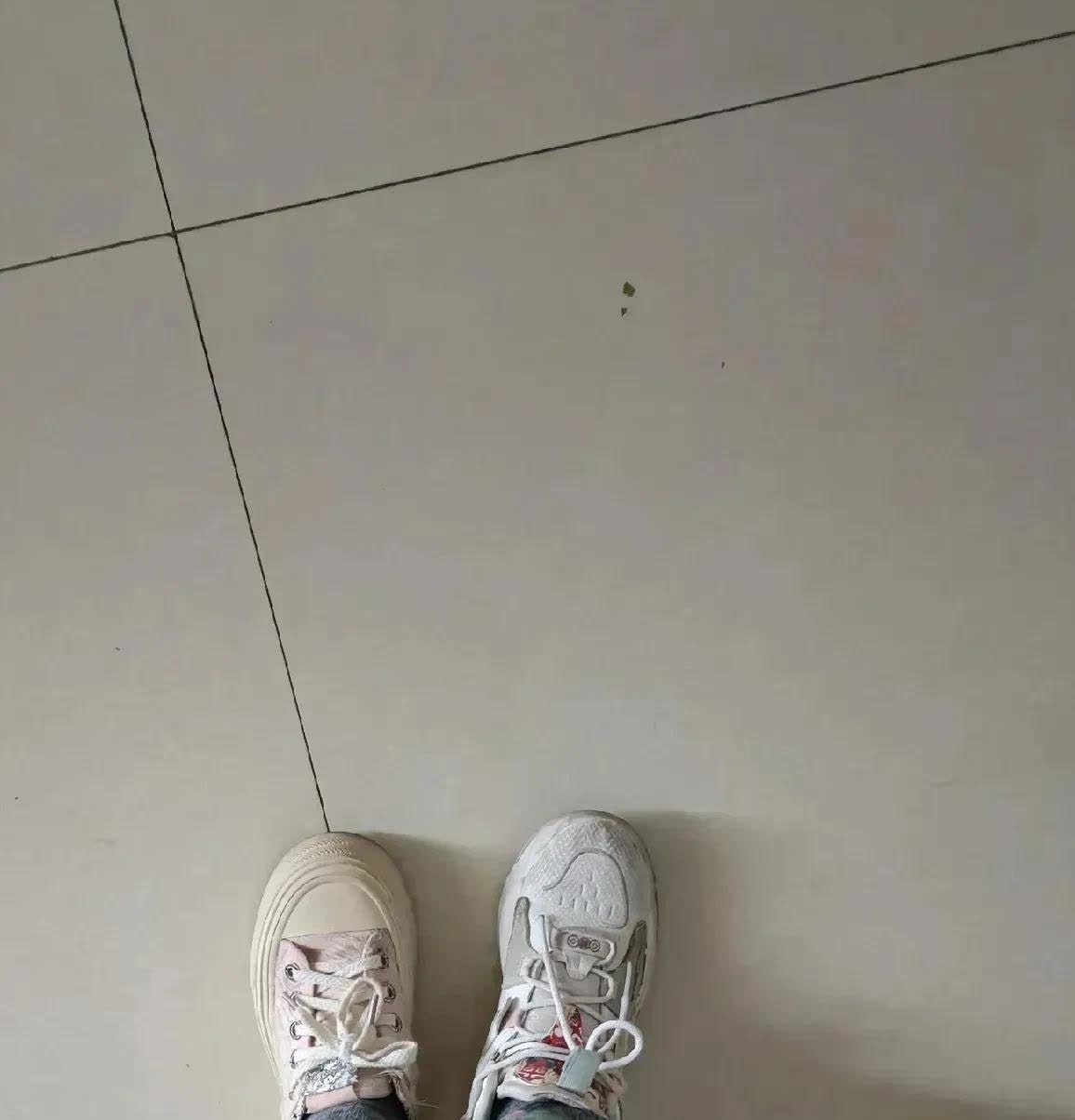 江西，一名女子下班回到家，准备换拖鞋的时候，无意间发现自己的两只鞋子穿错了。由于