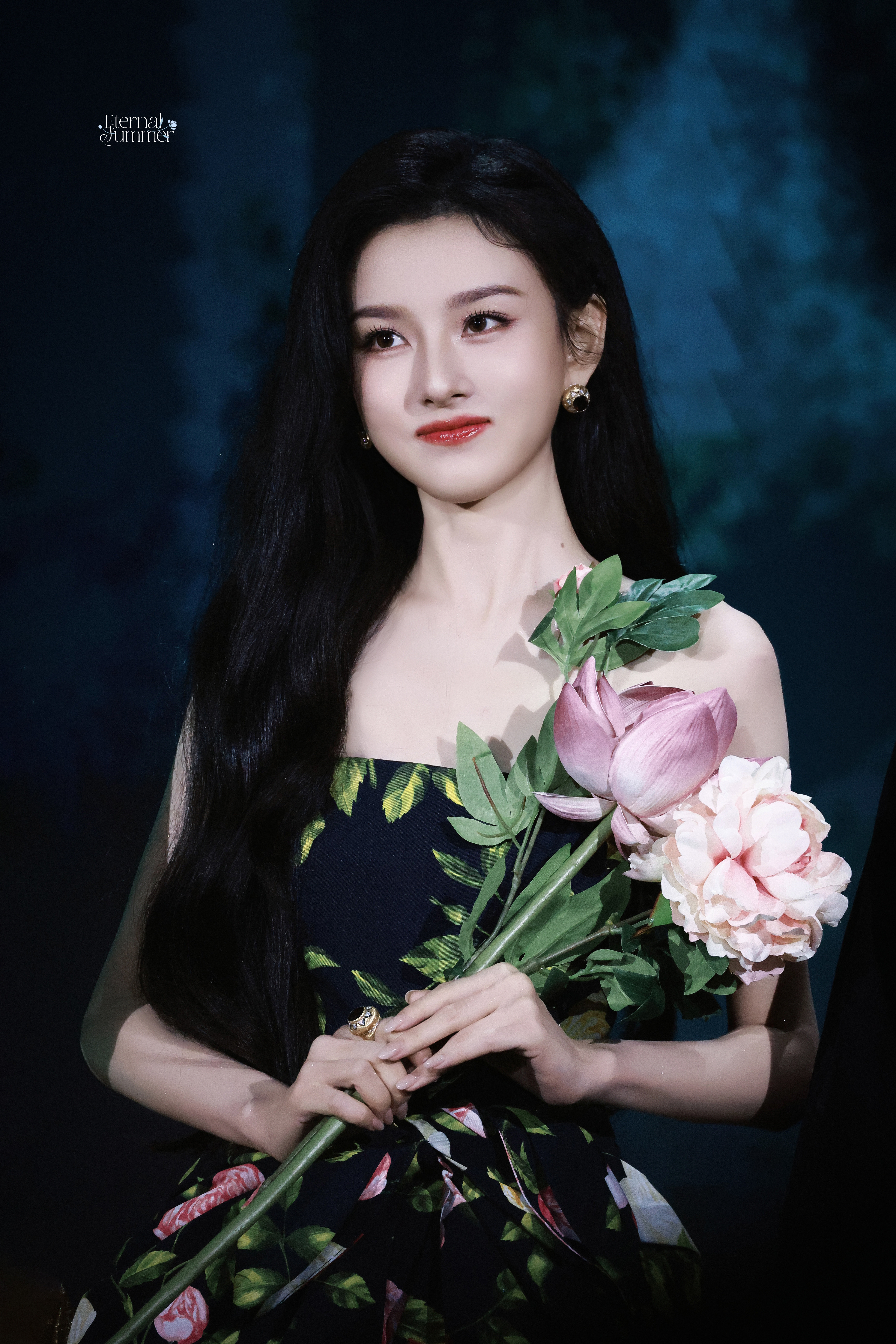 宋祖儿黑发衬着红唇，裙摆上的花与手中的玫瑰相映，气质里裹着清冷又明艳的美。