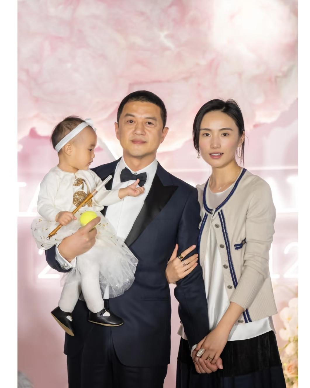 李亚鹏离婚了现在最糟心的估计就是谢霆锋了不是替李亚鹏感到难过，而是他的压力突