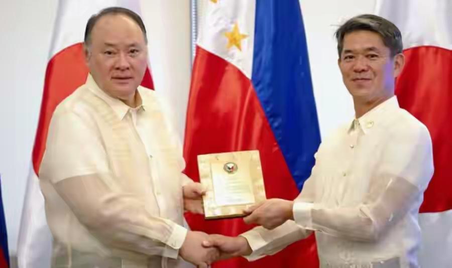 菲律宾这是要暗度陈仓。前脚菲律宾驻美大使称要跟中国在南海问题上“降温”，搁置争议