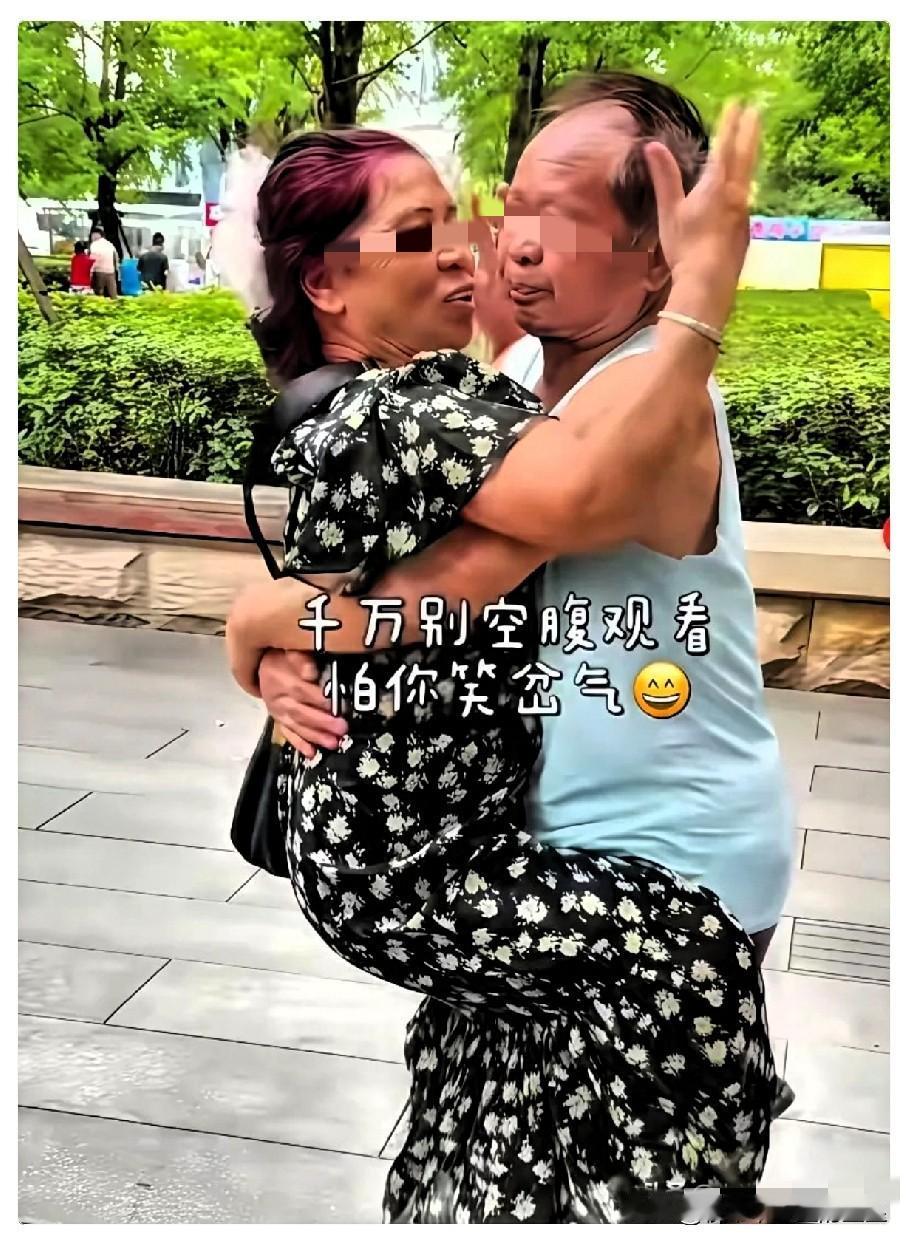 公园里的一角，一个七十多岁的大爷跟一个大妈跳舞。这个舞的两个人真的太投入了，这个