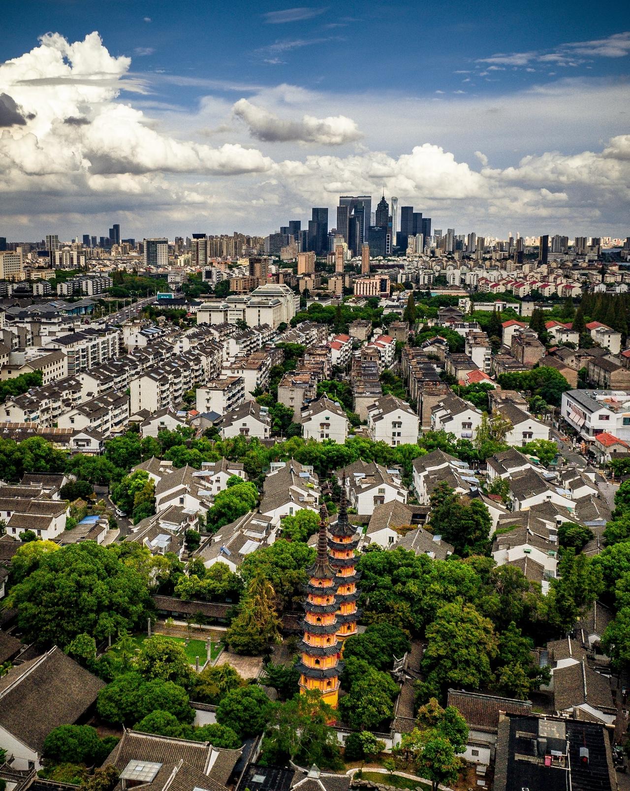 苏州真的是一个割裂感很强的城市魔都外滩更割裂，三件套旁边就是贫民窟[笑着哭][笑