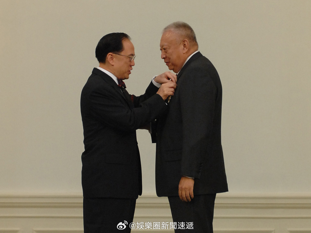 「前香港特區行政長官曾蔭權對董建華逝世表示惋惜……讚揚董建華貢獻將永垂青史……」曾蔭權發表聲明，表示