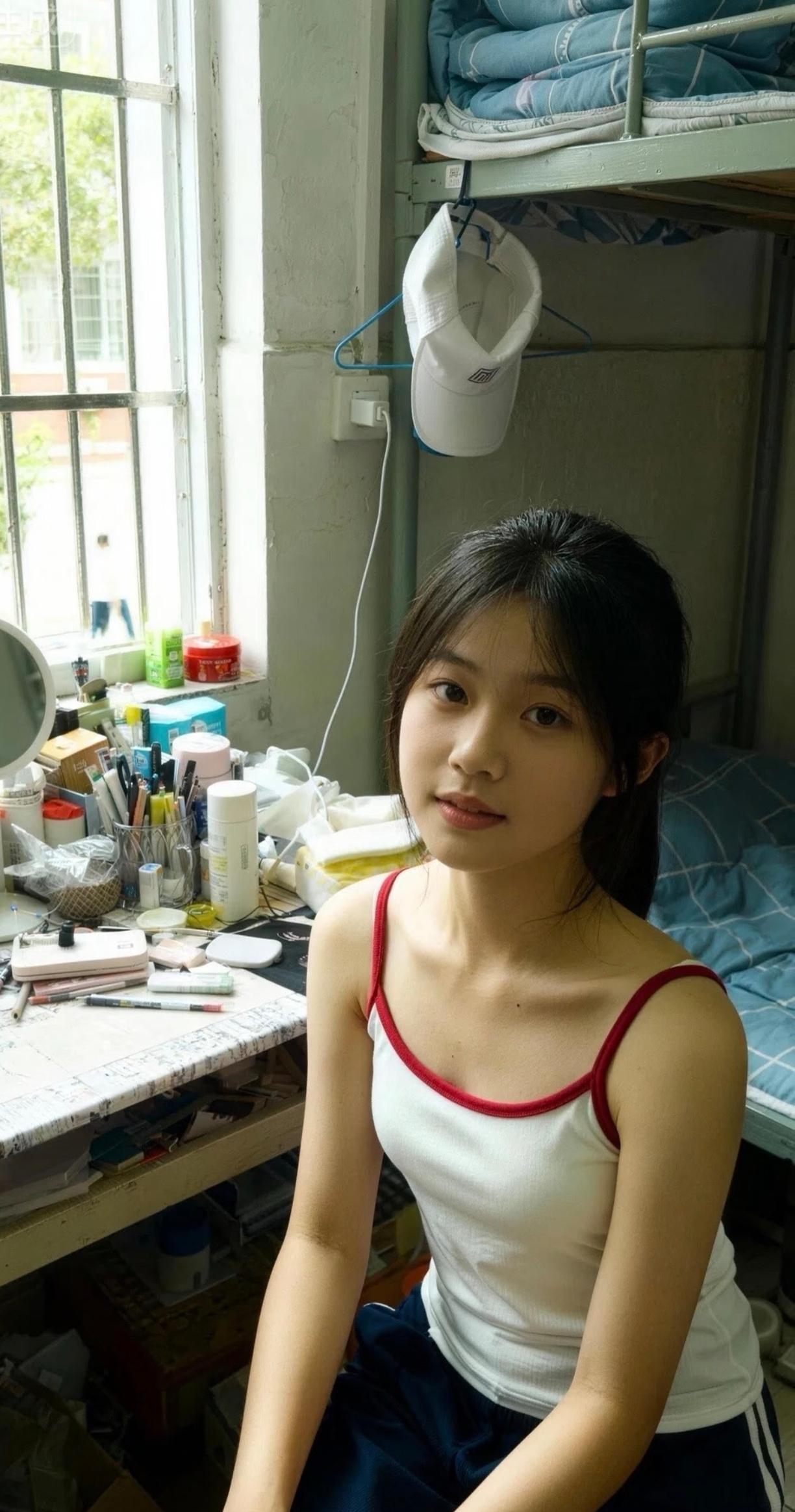 漂亮女学生在宿舍自拍。