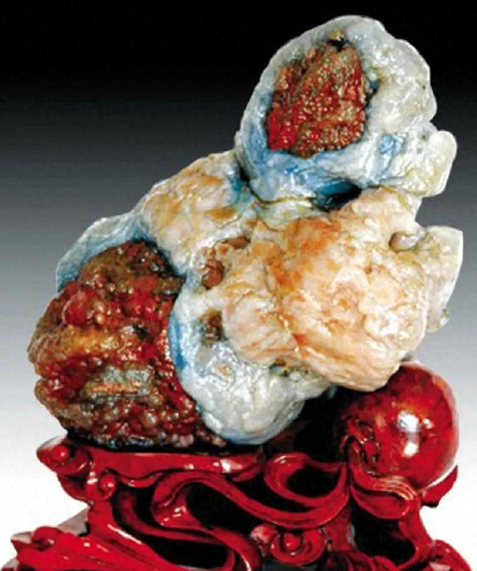 1993年，一牧民答应将一块拴羊的石头5万元卖给一广东人。这笔在当时能盖三间