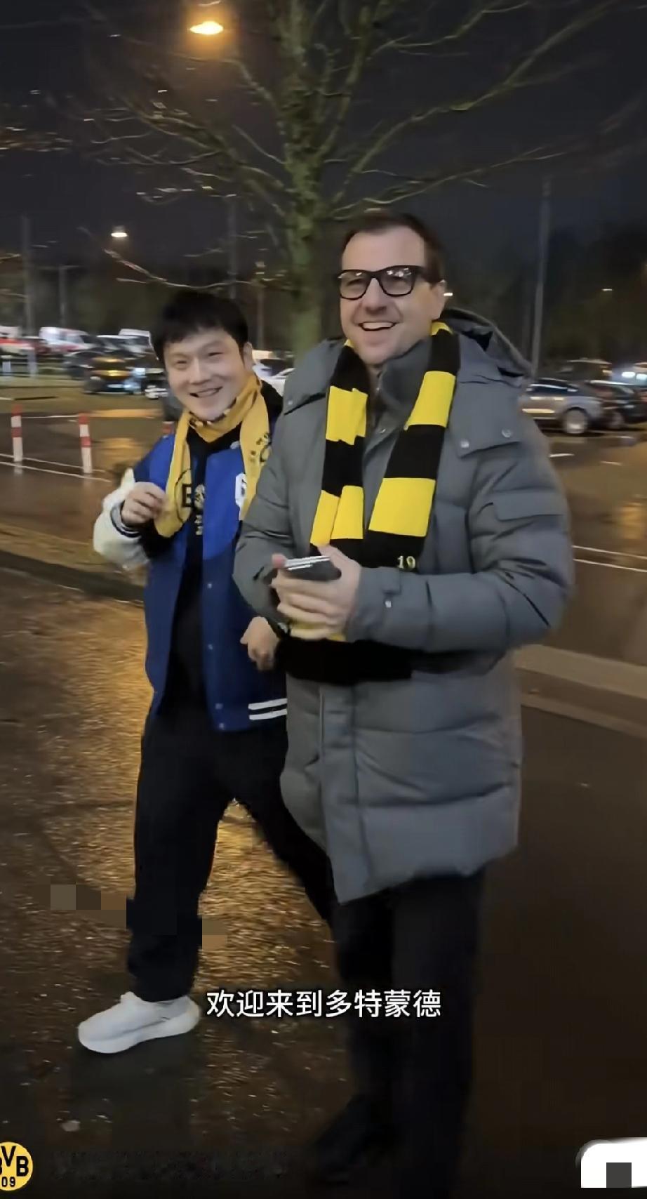 新鲜樊振东，小胖又与好友波尔大叔现身多多特蒙德足球俱乐部。小胖依然身穿蓝色“战衣