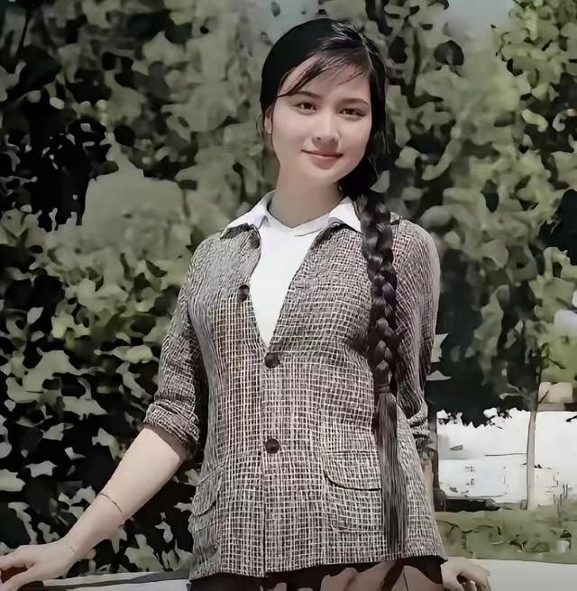 洪晃爸爸确实厉害，找的媳妇都是颜值学识并齐，洪晃继母朱一锦，被洪晃称之为“人