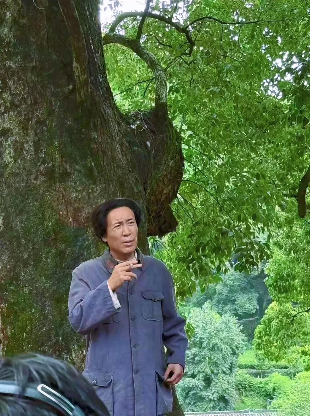 于和伟演的怎么样？手指夹着烟，眉头一皱，形象已经出来，让人知道他演的是谁。《