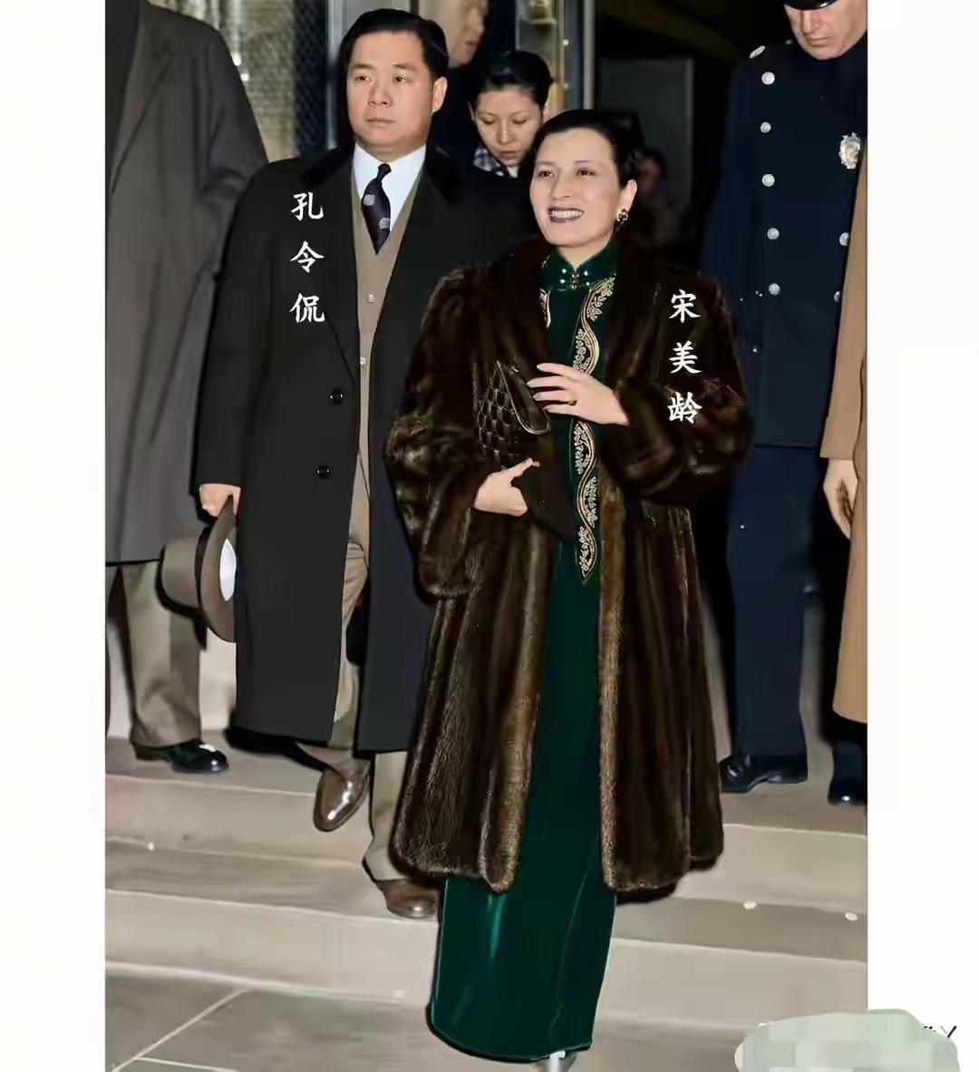 1943年，宋美龄远赴美国各地演讲，呼吁国际社会支援中国抗日战争，陪同的是大姐长
