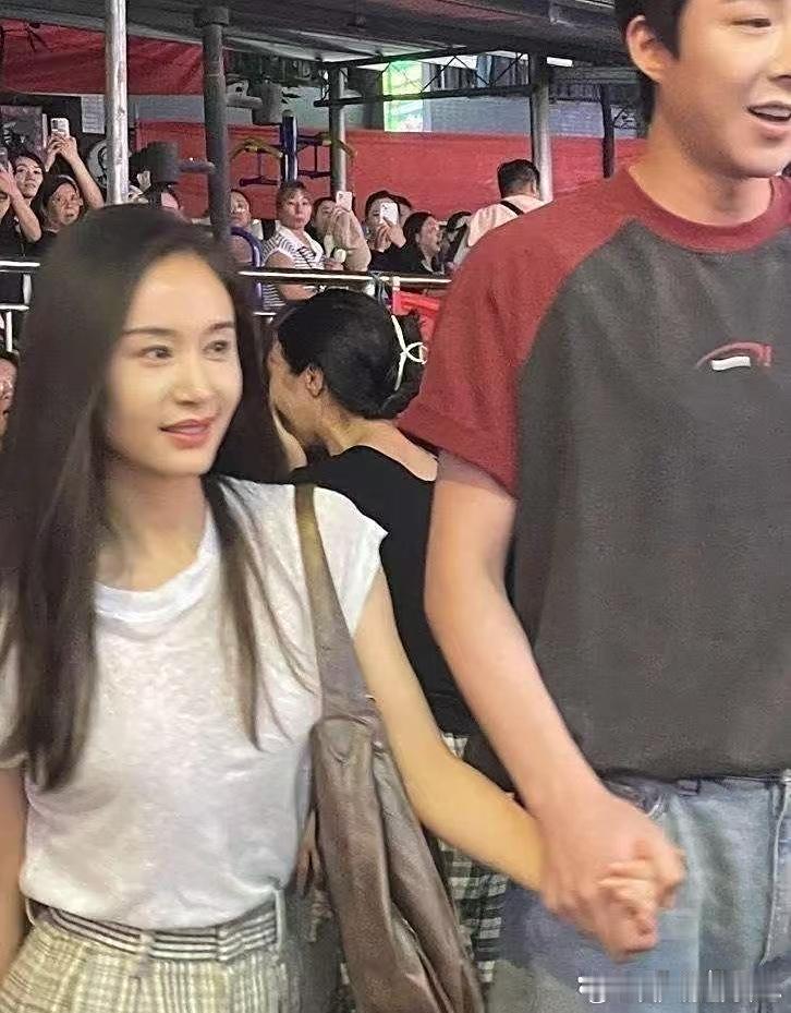 看到王子文，瞬间幻灭！脑门油光锃亮，和网上夸的颜值差远了，真没觉得有多好看​​