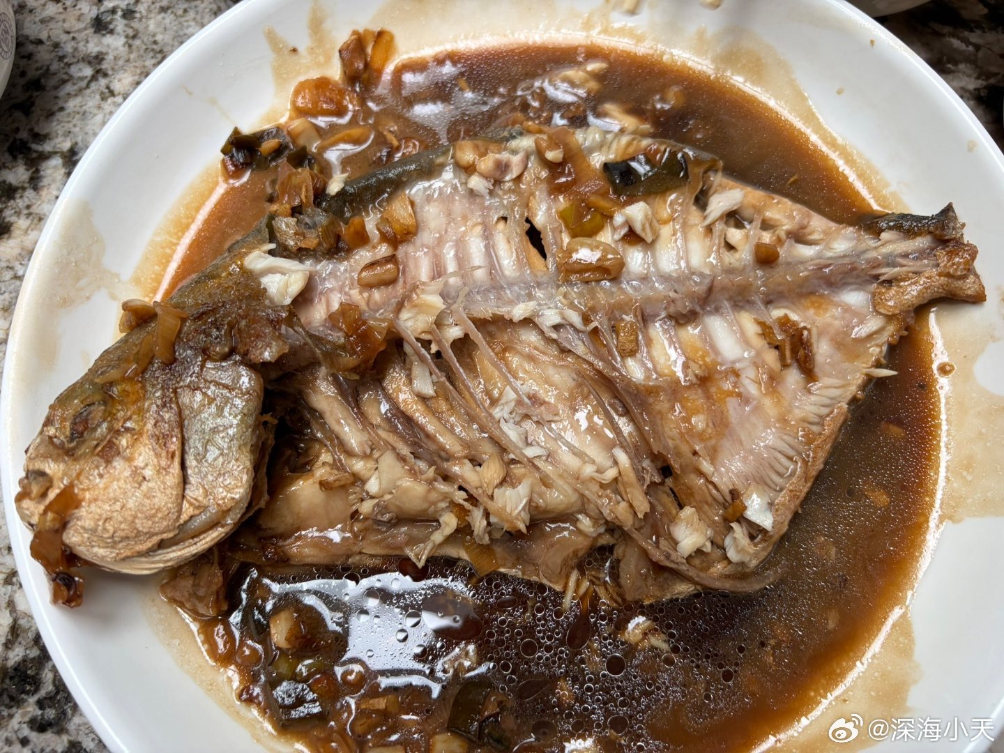 润人终于吃上了一次三文鱼和鲳鱼，兴奋得发帖炫耀，同时意淫国内民众还吃不起。要不要