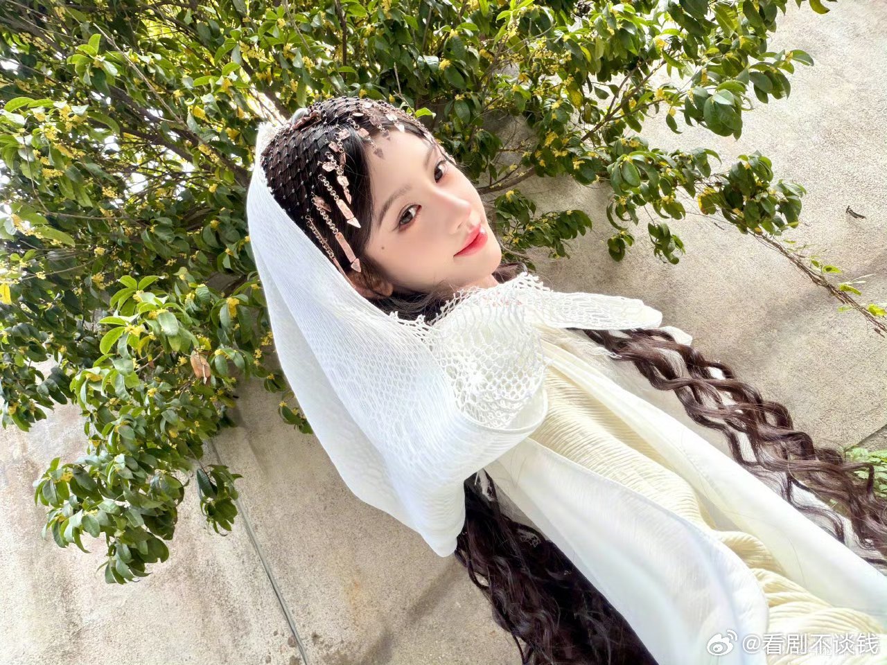 鞠婧祎艾米异域头帘造型，一个是姐姐沉稳端庄一个是妹妹活泼可爱❤️​​​