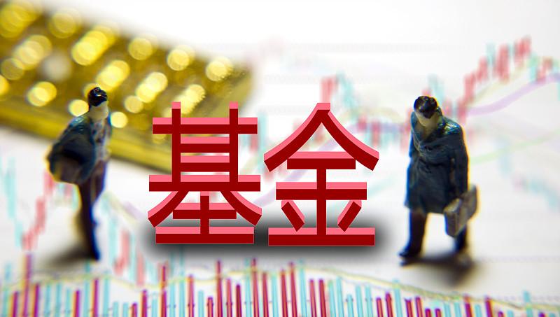 最近身边好几个买了量化基金的朋友都在吐槽，说之前以为震荡市里量化能靠模型稳赚，结
