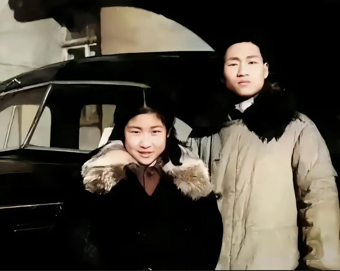 1948年，哥哥去火车站接妹妹…开心的时光！！！