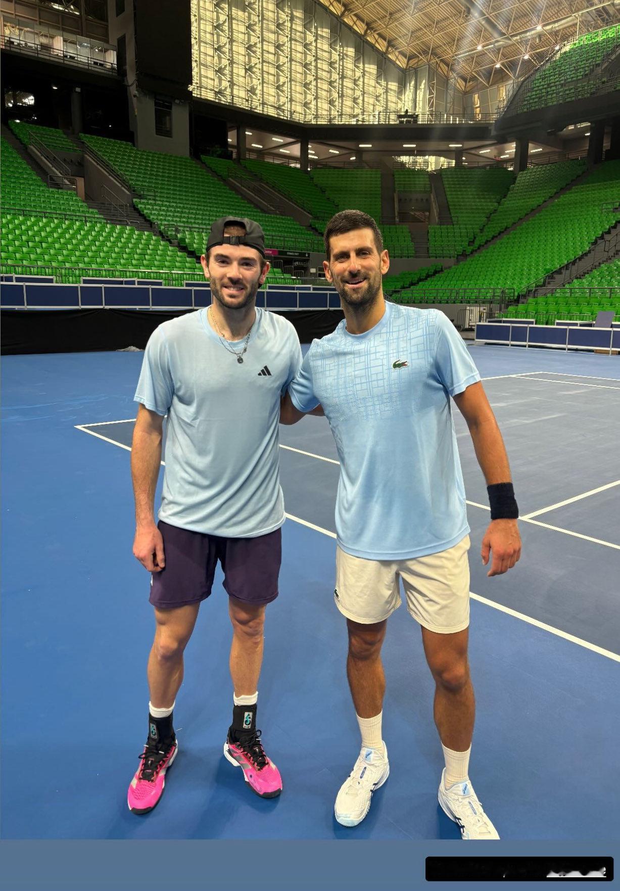 德约与英国三哥费恩利训练，备战下周雅典250赛。德约还未宣布是否参加年终总决赛，