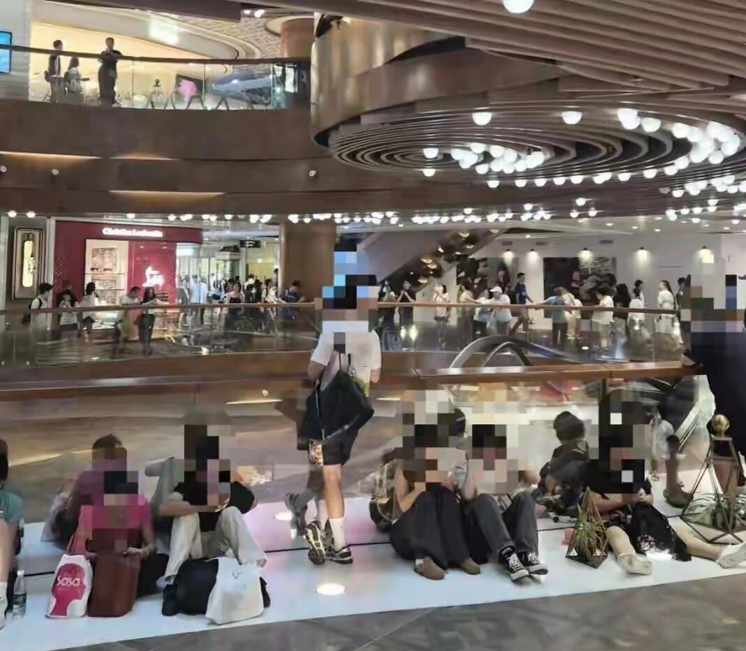 一位内地女游客发帖列了四个崩溃点：一碗面八九十、商场冷气冻到穿外套、铜锣湾走路像