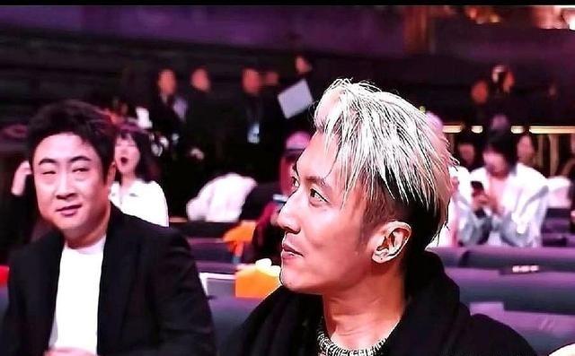 成龙当众发难：“乔杉，你是不是瞧不起谢霆锋？”饭桌上空气瞬间凝固。要是你，早就