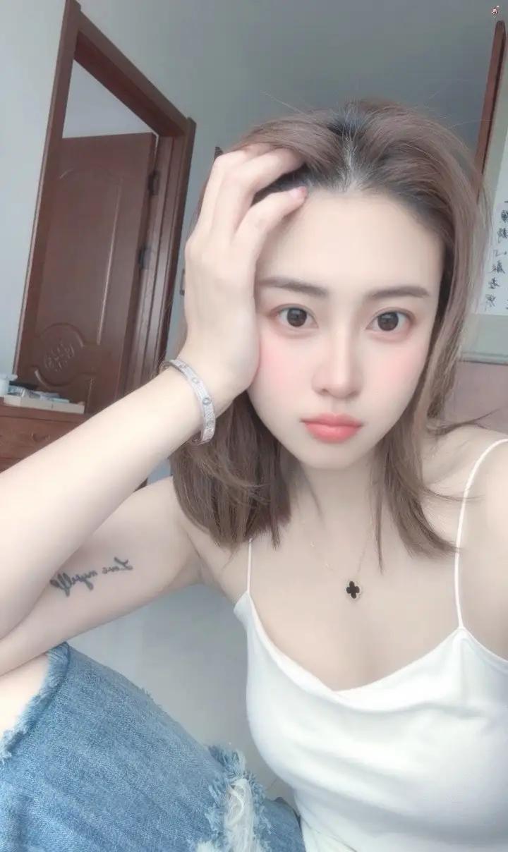 这姑娘有点无聊，摸着头发发呆。美女剪个头发柔顺发丝自拍晚风吹乱长头发治愈发