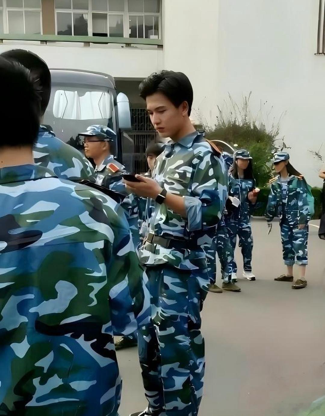 张凌赫早年照片被网友扒出，这下懂为啥当初被初三学姐追着撵了，这帅哥真是打小帅到老