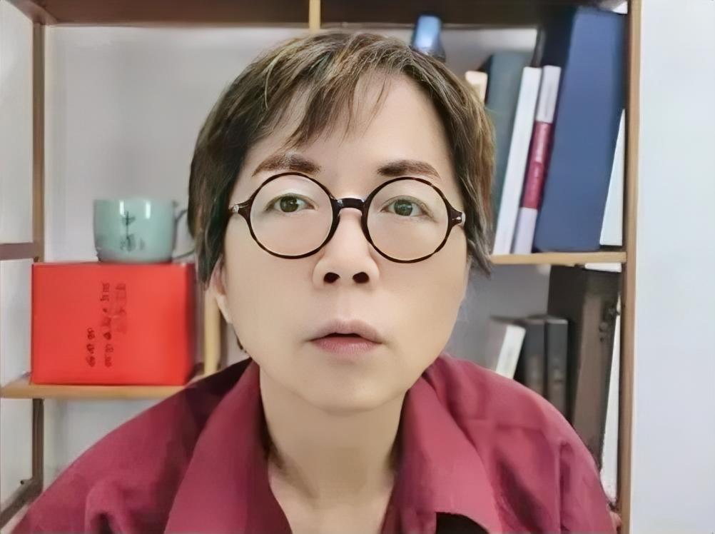 台湾媒体人黄智贤5月29日针对萧旭岑、王光慈不让马英九出席“十周年”活动一事，她