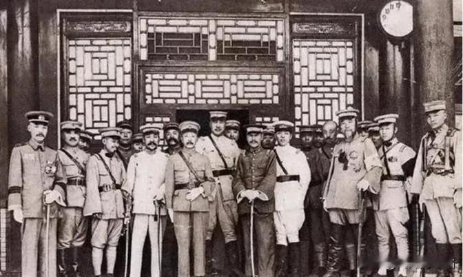 张作霖去视察东北军，遇到一个偷懒的士兵，正躲在树林里，用钢盔当锅炖野鸡肉，张作霖